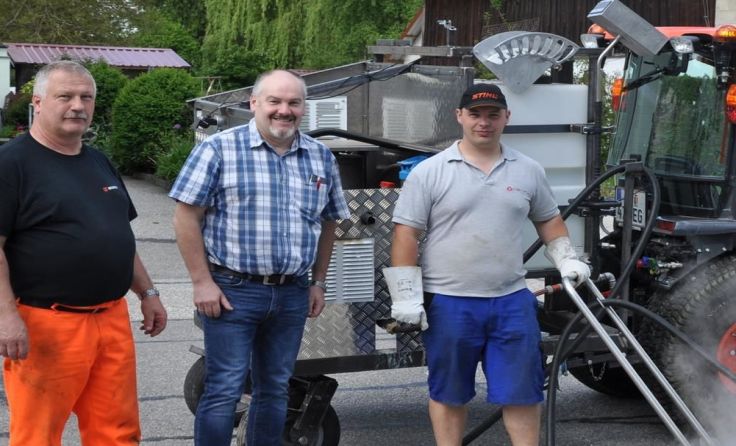 Unkrautbekämpfung (v. l.): Erwin Huber, Bürgermeister Bernhard Öttl, Stefan Steinmetz