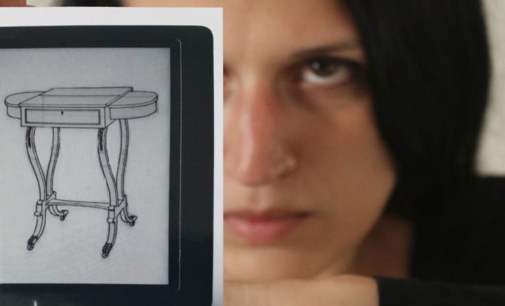 Elisa Andessner auf einem Foto ihrer Serie „Furniture“. 