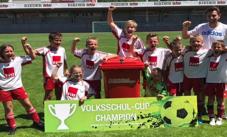 Das Team der VS Gurten bejubelt seinen Turniersieg. 