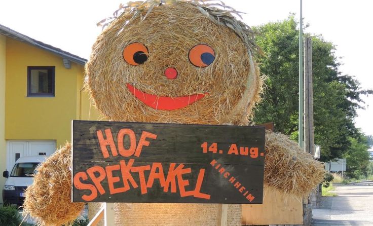 Die Hinweise aufs Hofspektakel in Kirchheim sind unübersehbar.