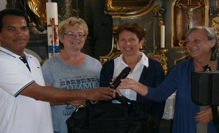 Übergabe der neuen mobilen Lautsprechanlage durch das Führungsteam der kfb an Pfarrer Francis