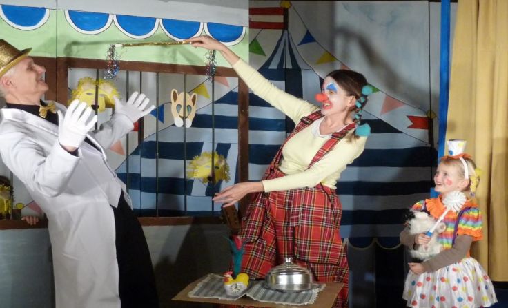Das Theater Harlekin zeigt das lustige Stück „Die dumme Augustine“.
