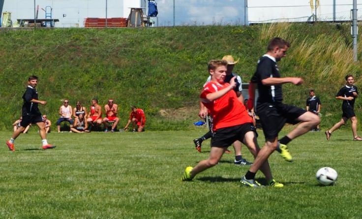 Acht Fußballteams der Landjugend spielten um den Sieg; am Ende siegte die LJ Tumeltsham.