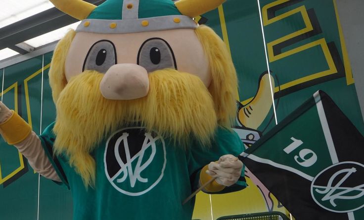 SVR-Maskottchen Siegfried lädt zur Fan-Fahrt nach Linz ein. (Foto: SV Ried)