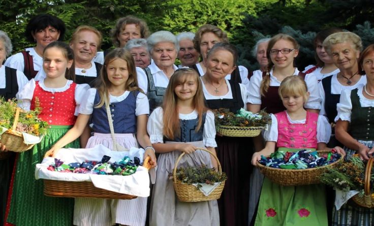 Die Goldhaubengruppe Kirchdorf hat den Brauch der Kräuterweihe 1985 wieder belebt.