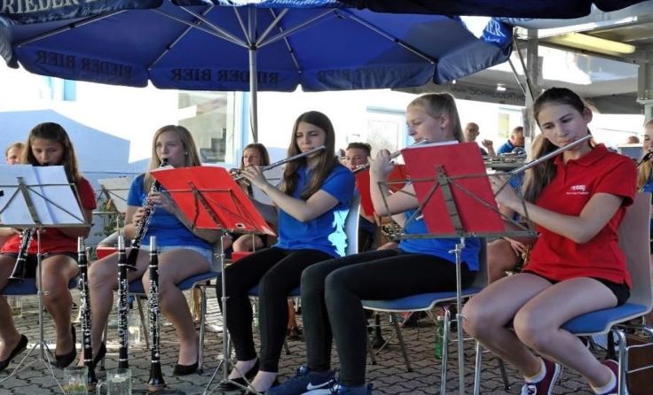 Der Nachwuchs des Musikvereins ist für den musikalischen Rahmen zuständig.