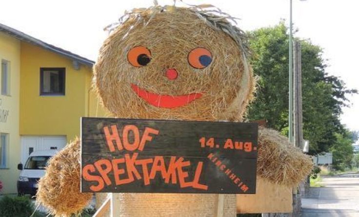 Die Hinweise aufs Hofspektakel in Kirchheim sind unübersehbar.