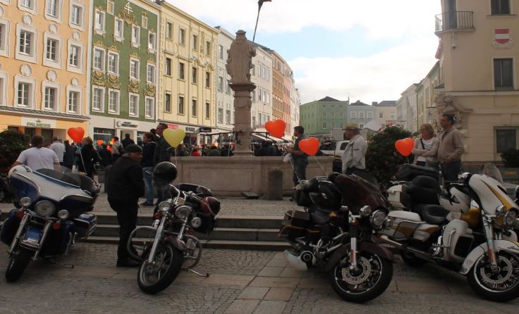 Mehr als 100 Harley Davidsons waren auf dem Hauptplatz zu bewundern.