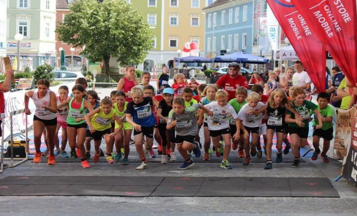 Kinder dürfen in vier Läufen über den Hauptplatz sprinten. (Foto: LAG)