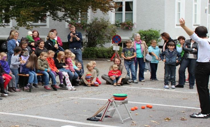 Mister Stefano unterhält die Kinder mit Zauberei und Artistik.