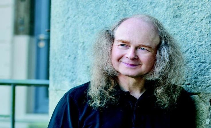 Friedrich Hirschl liest aus „Stilles Theater“. (Foto: Nicole Schaller)
