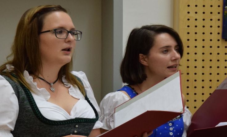 Drei Chöre singen beim Sängerheurigen.
