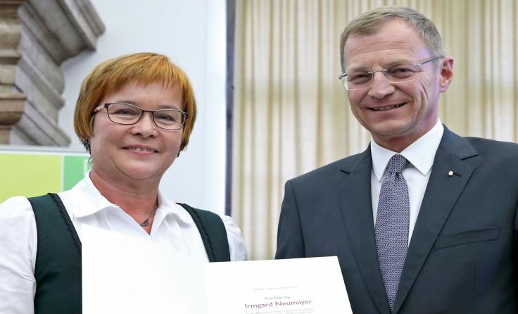 Konsulentin Irmgard Neumayer mit Landeshauptmann Thomas Stelzer (Foto: Land OÖ/Denise Stinglmayr)