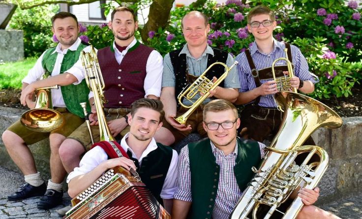 Die Mehrnblechan musizieren beim Wirt in Gries.