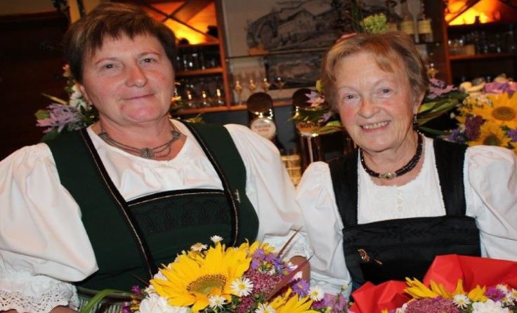Christine Wimmer (r) mit ihrer Nachfolgerin Resi Egger
