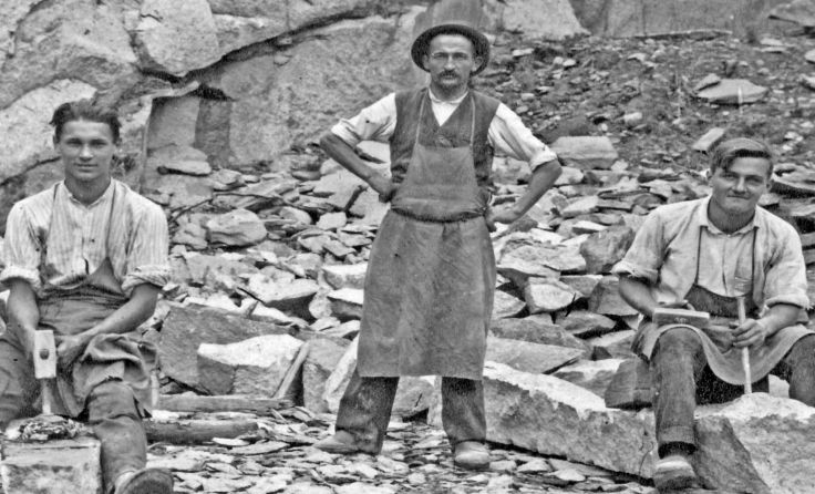 Steinmetzmeister Matthias Kammerer zwischen zwei Steinhauern, um 1930 (Foto: Ruhland)