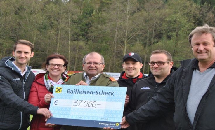Scheckübergabe (Foto: SV Ried)