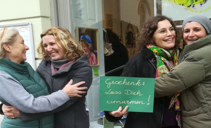 Die kreativen Damen vom 20gerHaus verteilen herzliche Umarmungen.