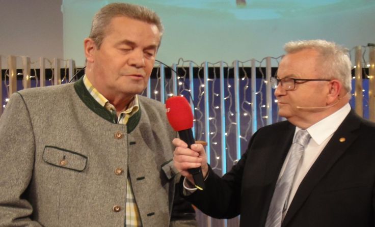 Walter Egger (l.) überreichte den Scheck an Günther Hartl (ORF OÖ).