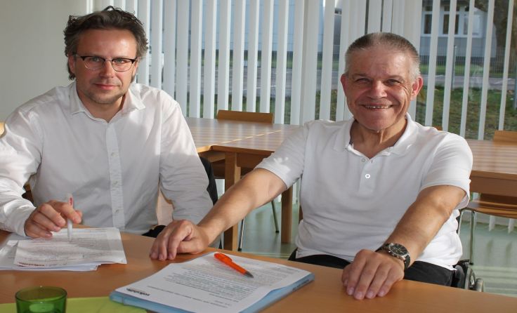 Bezirkskoordinator Jürgen Pouget (l.) und der Rieder Volkshilfe-Vorsitzende Josef Hellmann