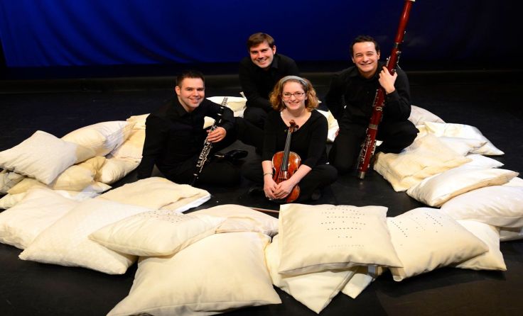 Wie man sich bettet, so spielt man: das Ensemble CrossNova