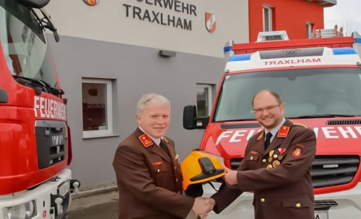 Johann Lang (l.) übergab den Kommandanten-Helm an Thomas Lepitschnik. (Foto: FF Traxlham)