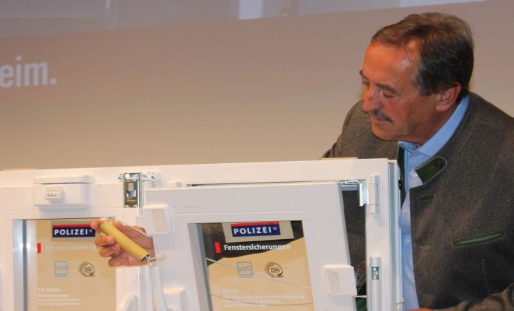 Anton Wachsenegger zeigte, wie schnell sich ein gekipptes Fenster öffnen lässt.