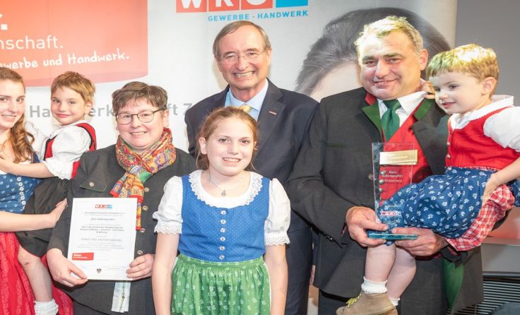 Alois Rabengruber (r.) mit Familie und WKÖ-Präsident Christoph Leitl (2. v. r.) (Foto: Weinwurm)