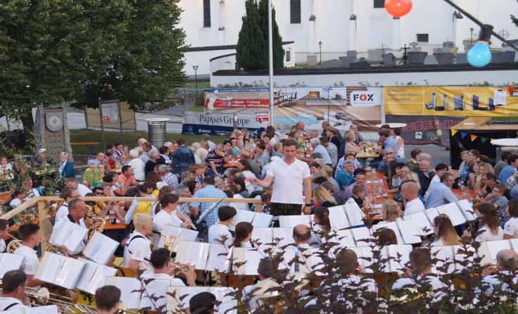 Die Trachtenkapelle Schildorn lädt zur Sommernacht ein.
