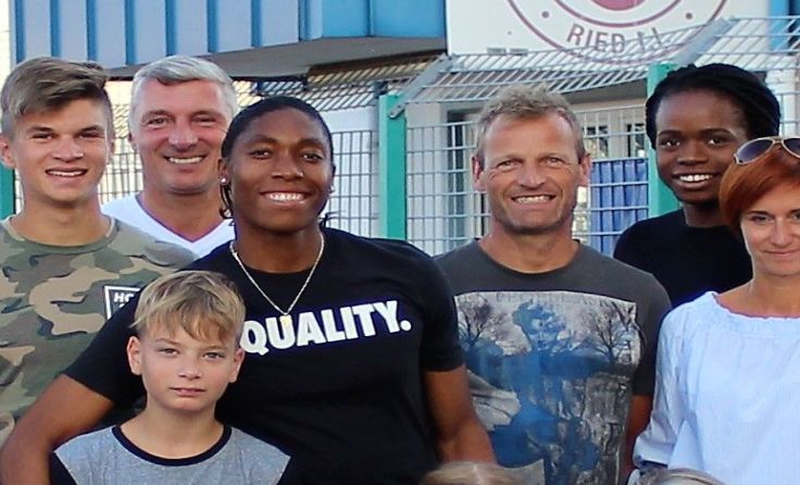 Caster Semenya (3. v. l.) hatte sichtlich Spaß bei der LAG-Grillparty.
