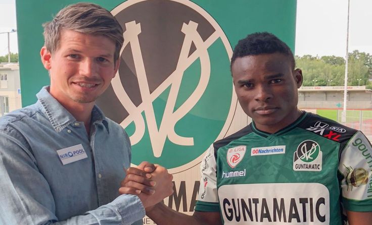 SVR-Manager Fränky Schiemer mit Edrisa Lubega (Foto: SV Ried)