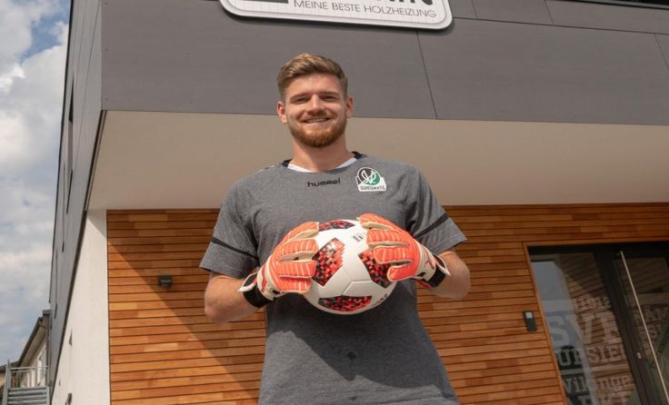 Filip Dmitrovic vor dem SVR-Trainingszentrum (Foto: SV Ried)