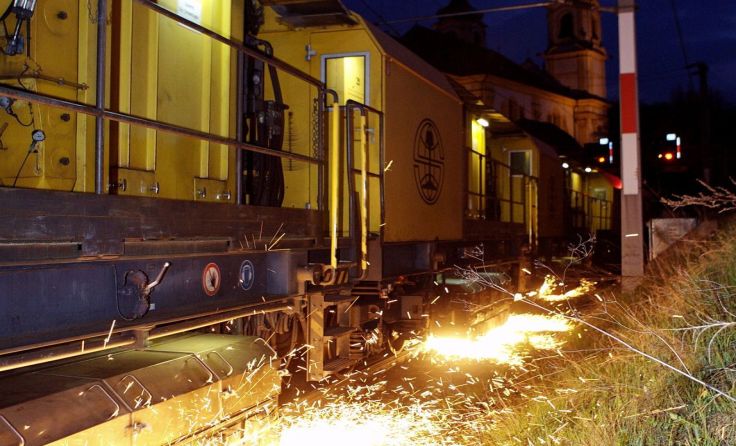 Die Spezialmaschine Speno beim nächtlichen Schienenschleifen (Foto: ÖBB/Knauss)