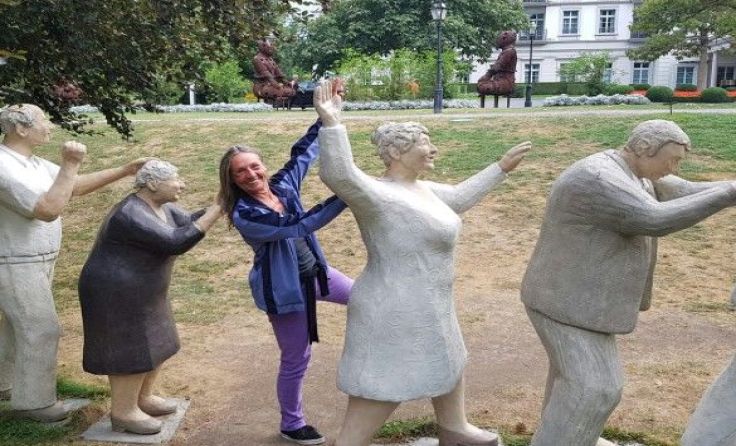 Martina Sens beim Besuch der Triennale Bad RagARTz, Europas größter Freiluft-Skulpturenausstellung