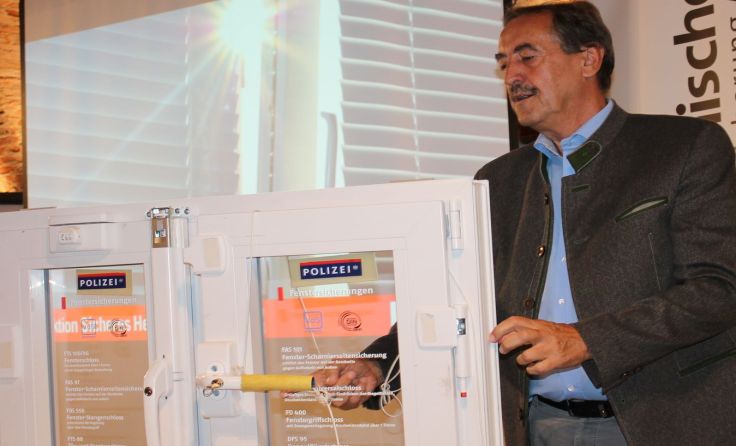 Anton Wachsenegger zeigte, wie schnell sich ein gekipptes Fenster öffnen lässt.
