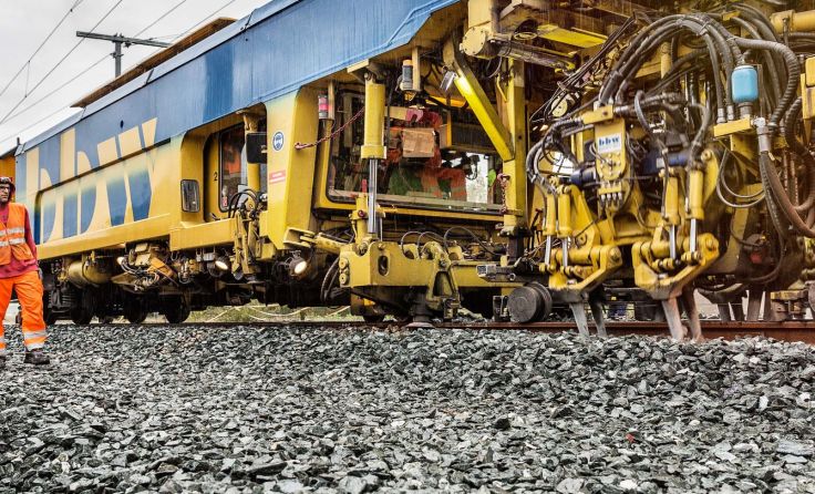 Gleisstopfmaschine im Einsatz (Foto: ÖBB/Lukas Hämmerle)