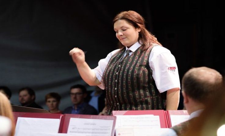 Kapellmeisterin Kathrin Auer dirigiert ihr zweites Herbstkonzert. (Foto: Josef Urwanisch)