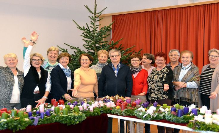 Beim Riedberg-Basar wird viel Selbstgebasteltes angeboten. (Foto: Hans-Peter Reinthaler)