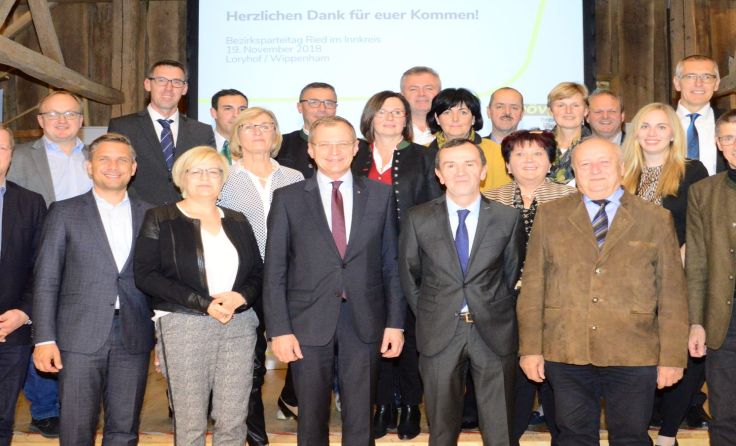Der neue ÖVP-Bezirksvorstand mit LH Thomas Stelzer (4. v. l.) (Foto: ÖVP)