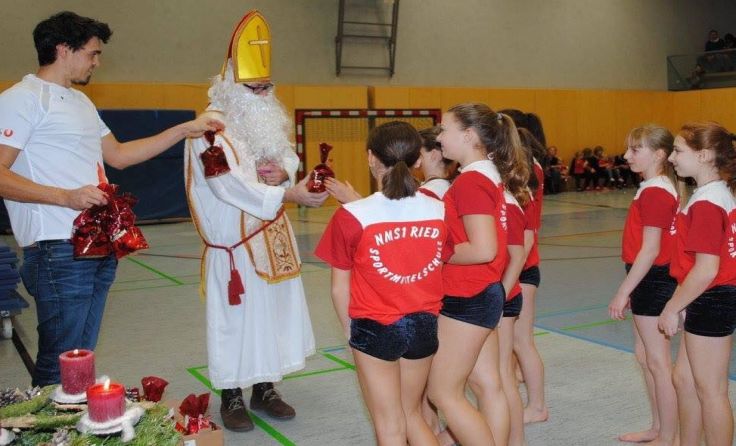 Die Kinder der Sportunion bekommen Geschenke vom Nikolaus.     (Foto: privat)