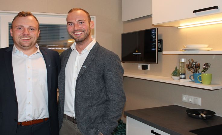Markus Hörmanseder (r.) und Philipp Hüttl in ihrem Tiny Home.