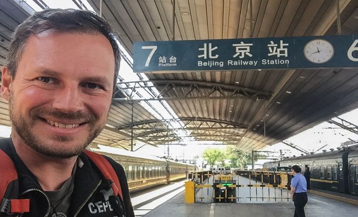 Gerhard Liebenberger im Bahnhof in Peking (Foto: Liebenberger)