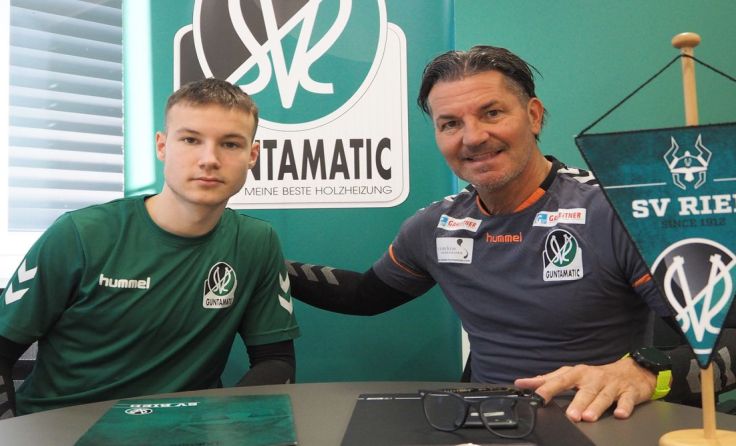 Gerald Baumgartner (r.) mit Neuzugang Nemanja Zikic (Foto: SV Ried)
