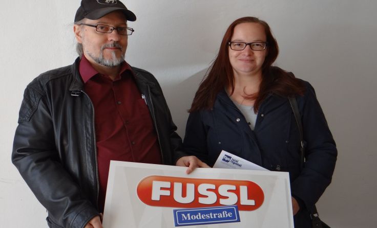 Tips-Redakteur Walter Horn übergibt den Scheck an Claudia Schuller. (Foto: Tips)