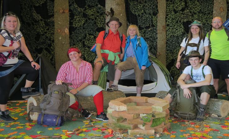 In "Ab durch die Mitte" treffen zwei Wandergruppen aufeinander. (Foto: Lambrechtner Dorfbühne)