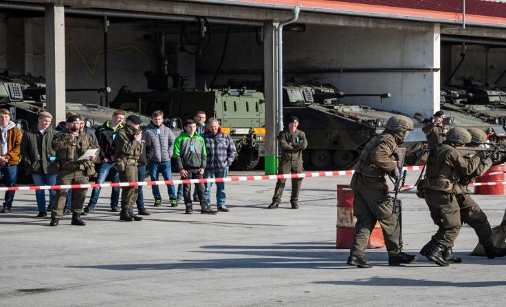 Gefechtsvorführung durch Teile der Kaderpräsenzeinheit (Foto: PzGrenB13)