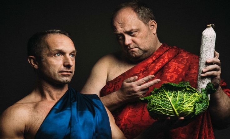 Christian Putscher und Günter Lainer beschäftigen sich mit Wurst und Salat. (Foto: Jan Frankl)