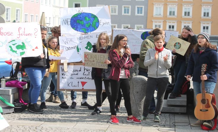 Eine Stunde lang demonstrierten die Schüler auf dem Hauptplatz. (Foto: Tips)