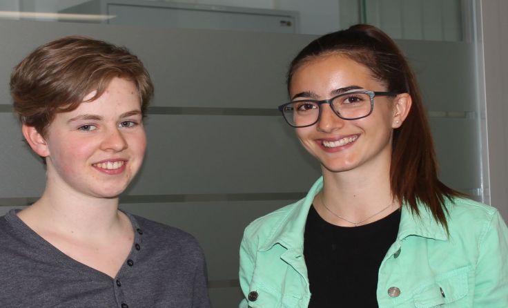 Dora Zeiko (l.) und Ronja Dummann organisieren die Schülerdemonstrationen in Ried. (Foto: Tips)