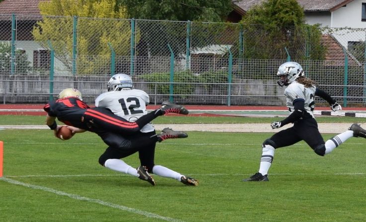 Sprung zum Touchdown für die Gladiators (Foto: Julia Gruber)